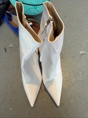 Zara White Pointed Toe Ankle Boots